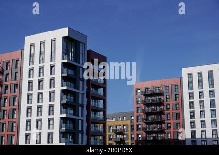 Wohnungsbau in der Stadt. Äußeres Apartmentgebäude. Wohnraum und Eigentum Stockfoto