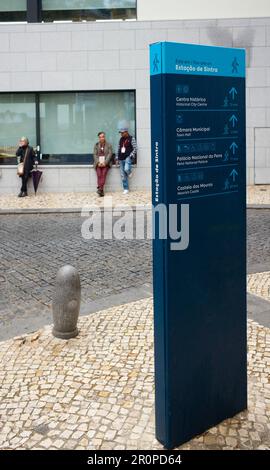 Beschilderung am Bahnhof Sintra mit Guides, die im Hintergrund warten Stockfoto