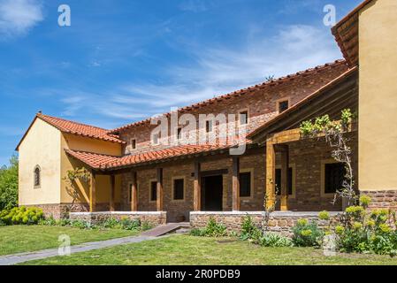 Rekonstruierte Gallo-römische Villa aus dem 2. Jahrhundert n. Chr. mit Kolonnadenfassade am Freilichtplatz und Museum von Aubechies-Beloeil, Hennegau, Belgien Stockfoto