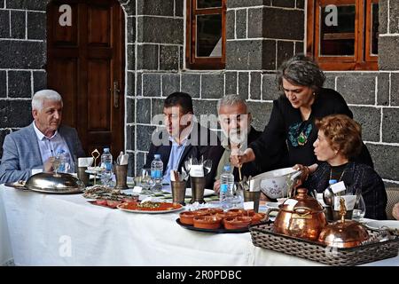 3. Mai 2023, Diyarbakir, Türkei: Die für den Wettbewerb zubereiteten Gerichte werden den Jurymitgliedern präsentiert. Filiz Parlak, Gastronomie-Gastronomie in Diyarbakir, organisierte einen Wettbewerb für natürliche Kräuternahrung. Um die in den Hevsel-Gärten des Weltkulturerbes angebauten Kräuter und die daraus hergestellten Lebensmittel zu fördern, wurden 41 Arten von Lebensmitteln aus 21 Arten von Kräutern zubereitet. Zu den Speisen und Getränken zählten süße Speisen aus diesen Kräutern, Gurken, Marmeladen, Keksen, türkischem Honig, Kaffee, Tee, Dekanter, Brot. Bei dem Wettbewerb im historischen Zerzevan Palace, dem Stockfoto
