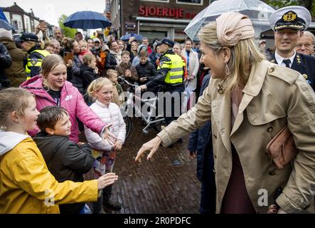 Wadden Islands, Niederlande. 09. Mai 2023. WEST-TERSCHELLING - Königin Maxima auf dem Platz vor dem Leuchtturm von Brandaris. Das königliche Paar wird einen zweitägigen regionalen Besuch der Wadden Islands abstatten. ANP KOEN VAN WEEL niederlande out - belgien out Credit: ANP/Alamy Live News Stockfoto