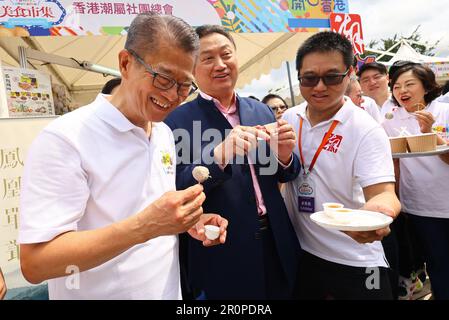 Paul Chan Mo-po (1. links), Finanzminister, ist bei der Eröffnungszeremonie des zweiten Gourmet-Marktplatzes „Happy Hong Kong“ im Amphitheatre des Sha Tin Park vertreten. 06MAY23. SCMP/Dickson Lee Stockfoto