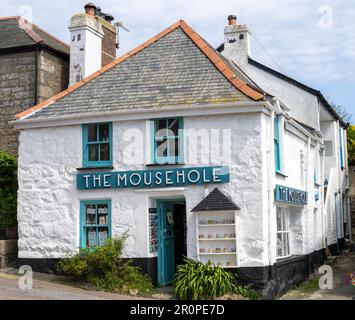 The Mousehole Gift Shop im Dorfzentrum, Mousehole, Cornwall, England, Großbritannien Stockfoto