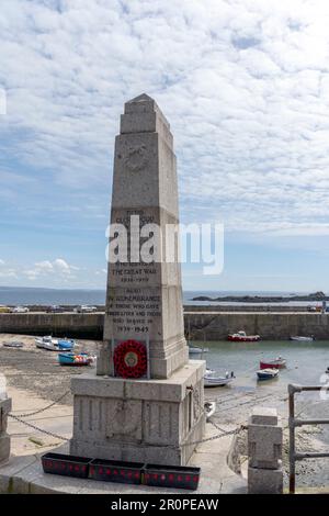 Kriegsdenkmal an der Hafenmauer in Mousehole, Cornwall, England, Großbritannien Stockfoto