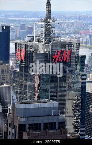 Oben im H&M-Gebäude in Manhattan - New York City - USA Stockfoto