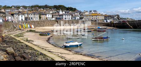 Landschaftsblick auf das historische Fishing Harbour Mousehole in Cornwall, England, Großbritannien Stockfoto