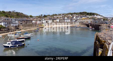 Landschaftsblick auf das historische Fishing Harbour Mousehole in Cornwall, England, Großbritannien Stockfoto