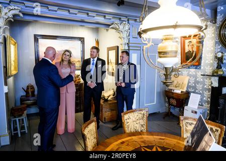 Wadden Islands, Niederlande. 09. Mai 2023. OOST-VLIELAND - auf den Spuren der Königinnen Wilhelmina, Juliana und Beatrix enthüllen König Willem-Alexander und Königin Maxima anlässlich ihres Besuchs einen Gedenkstein in den TrompÕs Huys. Das königliche Paar wird einen zweitägigen regionalen Besuch der Wadden Islands abstatten. ANP POOL PATRICK VAN EMST netherlands Out - belgien Out Credit: ANP/Alamy Live News Stockfoto