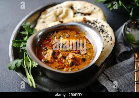 Methi Malai Paneer | Fenugreek lässt Hüttenkäse-Masala serviert mit Roti, selektiver Fokus Stockfoto