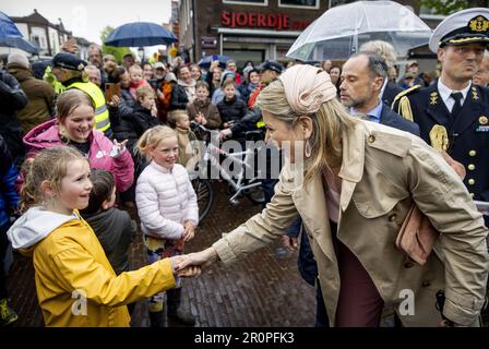 Wadden Islands, Niederlande. 09. Mai 2023. WEST-TERSCHELLING - Königin Maxima auf dem Platz vor dem Leuchtturm von Brandaris. Das königliche Paar wird einen zweitägigen regionalen Besuch der Wadden Islands abstatten. ANP KOEN VAN WEEL niederlande out - belgien out Credit: ANP/Alamy Live News Stockfoto