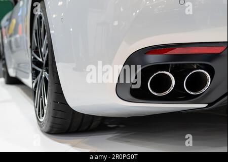 Riga, Lettland, 28. April 2023: Supercar Maserati Granturismo Auspuffschalldämpfer, Rückansicht, Nahaufnahme Stockfoto