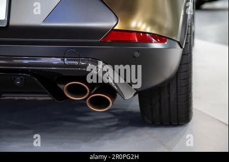 Riga, Lettland, 28. April 2023: Auspuffschalldämpfer Cupra Formentor, Rückansicht, Nahaufnahme Stockfoto