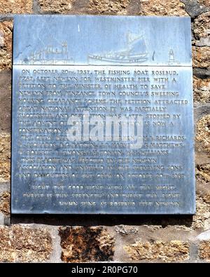 Die Fischermission, das Schiffsinstitut, North Pier, Newlyn, Penzance, Cornwall, England, Großbritannien. - Historische Gedenktafel Stockfoto