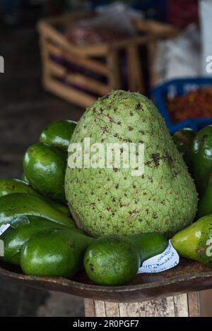 Eine Soursop (Annona muricata) Frucht im El Valle de Anton Markt Stockfoto