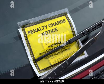 Hinweis auf Strafgebühren an der Windschutzscheibe des Fahrzeugs, die gegen die Parkbestimmungen verstieß, Cornwall, England, Großbritannien Stockfoto
