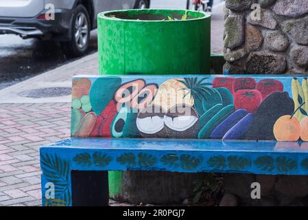 Bemalte Straßenmöbel in Le Valle de Anton, Panama Stockfoto