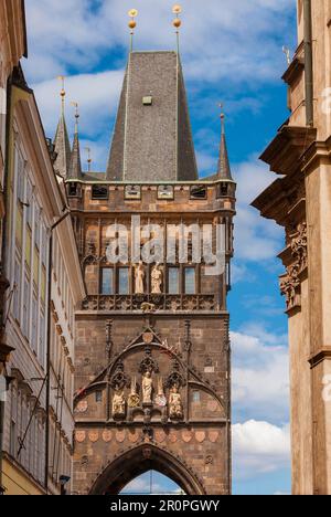 Mittelalterlicher Altstädter Brückenturm, von der Karlova-Straße im historischen Zentrum von Prag aus gesehen Stockfoto
