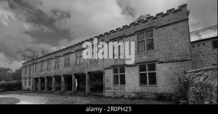 15. Centaury Landhaus Godolphin House - denkmalgeschütztes Gebäude Stufe I - Godolphin, Helston, Cornwall, England, Großbritannien. - Mit Haupteingang. Stockfoto