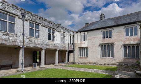 15. Centaury Landhaus Godolphin House - denkmalgeschütztes Gebäude Stufe I - Godolphin, Helston, Cornwall, England, Großbritannien. - Den Innenhof zeigen. Stockfoto