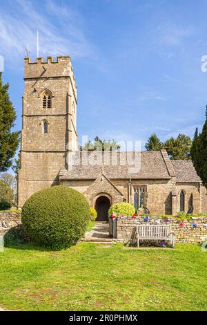 Die Kirche St. George im Cotswold-Dorf Hampnett, Gloucestershire UK, dekoriert mit Flaggen, um die Krönung von König Karl III. Zu feiern Stockfoto