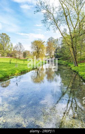 Das Sherborne Brook in Richtung Haycroft House in der Nähe des Dorfes Cotswold Sherborne, Gloucestershire UK Stockfoto