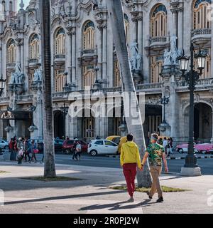 Havanna, Kuba - 15. Februar 2022: Stadtbild. Großes Theater von Havanna. Leute, die entlang der Marti-Straße im zentralen Stadtteil der Hauptstadt spazieren. Reisekonzept Stockfoto