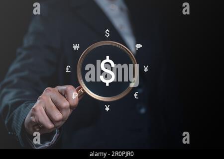 Eine Geschäftsfrau, die mit Online-Banking und -Bezahlung eine Lupe hält Stockfoto