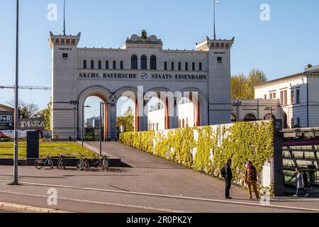 Leipzig, Sachsen, Deutschland, 05-09-2023 der Bayerische Bahnhof in Leipzig mit seiner beeindruckenden Architektur und der reichen Eisenbahngeschichte ist ein lebenswichtiger Transitort Stockfoto