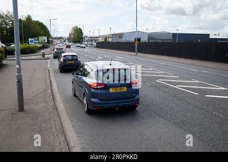 Verkehr auf der geschäftigen Boucher Road mit Blick von der Stadt Belfast, Nordirland, großbritannien Stockfoto