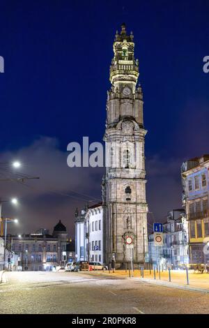 Die Kirche Clérigos oder in der englischen Kirche der Geistlichen bei Nacht in Porto, Portugal Stockfoto