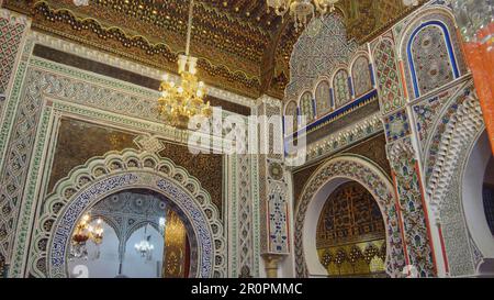 Kunstvolle Decke im arabischen Stil und dekorierte Wände mit goldenen Verzierungen. Stockfoto