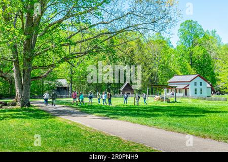 Cades Cove, Tennessee, USA – 24. April 2023: Horizontale Aufnahme von Touristen, die die Cades Cove im April genießen. Stockfoto