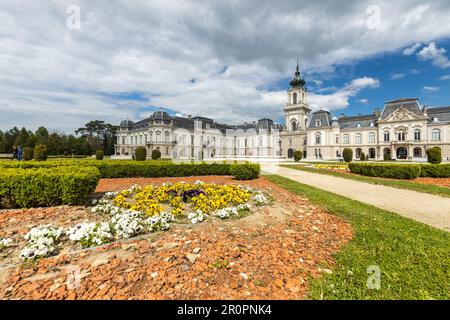 Keszthely, wunderschöner barocker Palast der Familie Festetics (Helikon Palace Museum) Historische Architektur in Ungarn Panorama blauer Himmel mit Bildern Stockfoto