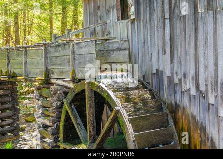 Cades Cove, Tennessee, USA – 24. April 2023: Horizontale Aufnahme der Old Cable Grist Mill in Cades Cove im Great Smoky Mountain National Stockfoto