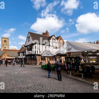 SHAMBLES MARKET, YORK, GROSSBRITANNIEN - 9. MAI 2023. Ein Blick auf die Shambles Märkte im Zentrum von York City mit historischer Architektur an einem sonnigen Tag Stockfoto