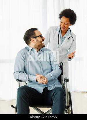Behindertenrollstuhl Arzt Patient Krankenhaus Medizinischer Behinderter Behinderter Krankenschwester Behinderte Gesundheit junge Rad Care Klinik Stockfoto