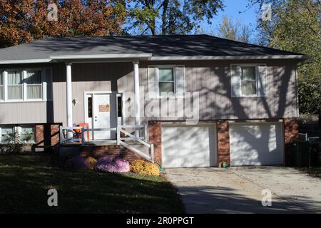 WARRENSBURG, MISSOURI, USA - 7. NOVEMBER 2016: Wohnstraße im Herbst mit Herbstlaub auf dem Boden Stockfoto