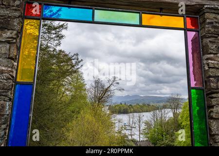 Bei einem Buntglasfenster an der Claife Aussichtsplattform im Lake District bewundern Sie die Boote auf dem Lake Windermere. Stockfoto