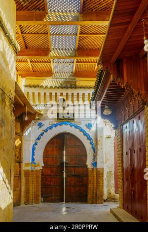 Fes, Marokko - 31. März 2023: Blick auf eine Gasse in der alten Medina von Fes, Marokko Stockfoto