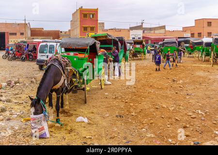 AIT Ourir, Marokko - 04. April 2023: Öffentlicher Nahverkehr mit Pferdekutschen, mit Passagieren, in der Stadt Ait Ourir, Marokko Stockfoto