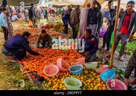 AIT Ourir, Marokko - 04. April 2023: Lokale Marktszene mit Gemüse im Angebot, Verkäufern und Käufern in der Stadt Ait Ourir, Marokko Stockfoto