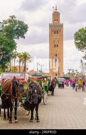 Marrakesch, Marokko - 05. April 2023: Szene des Platzes Jemaa el-Fnaa mit verschiedenen Verkaufsständen, Einheimischen und Besuchern in Marrakesch, Marokko Stockfoto