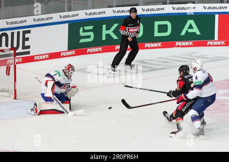 München, Deutschland. 09. Mai 2023. Eishockey: Internationales Spiel, Vorbereitung der Weltmeisterschaft, Deutschland - USA im Olympia-Eisstadion. John-Jason Peterka (M) aus Deutschland holt sich Connor Mackey aus den USA und holt sich vor dem Torhüter Casey DeSmith aus den USA einen Schuss ab. Kredit: Christian Kolbert/dpa/Alamy Live News Stockfoto