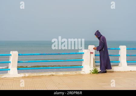 El Jadida, Marokko - 08. April 2023: Blick auf die Strandpromenade, mit einem Einheimischen, in El Jadida, der Atlantikküste Marokkos Stockfoto