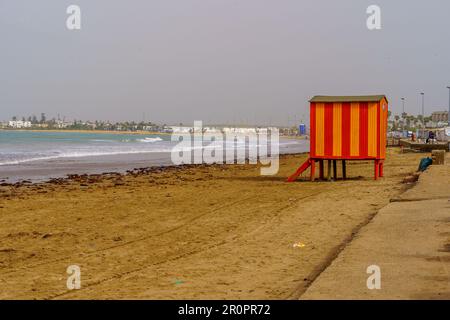 El Jadida, Marokko - 08. April 2023: Blick auf den Strand mit Einheimischen und Besuchern in El Jadida, der Atlantikküste Marokkos Stockfoto