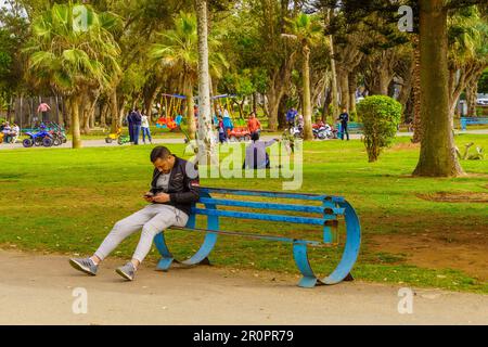 El Jadida, Marokko - 08. April 2023: Schauplatz des Mohammed V-Parks mit Einheimischen und Besuchern in El Jadida, der Atlantikküste Marokkos Stockfoto