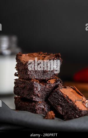 Stapel hausgemachter Chocolate Brownies auf dunklem Hintergrund Stockfoto