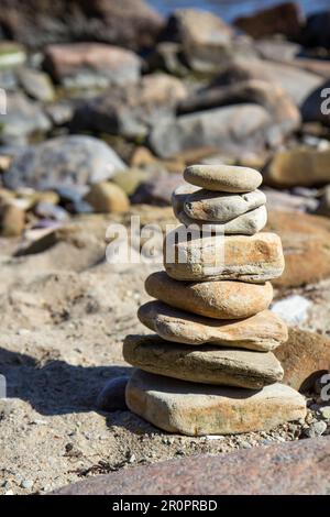 Steinturm. Natürlicher Kieselstein am Strand. Gleichgewicht zwischen Körper, Geist, Seele und Geist. Psychische Gesundheit. Stockfoto