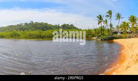 Die Landschaft von Trancoso, Bezirk Porto Seguro - Bahia, Brasilien. Der Ort, an dem das Wasser des Flusses Trancoso auf den Sand der Praia dos trifft Stockfoto