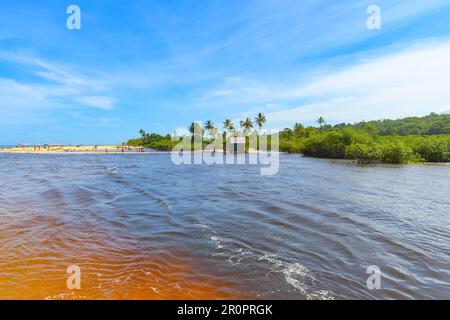 Treffen der Gewässer des Trancoso mit dem Meerwasser. Nativos Beach mit Blick auf Coqueiros Beach, wunderschöne Strände in Brasilien und das Natu Stockfoto